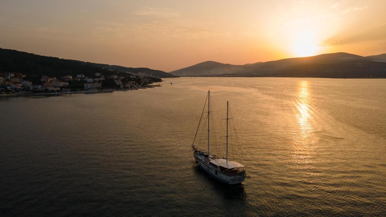 Villa Fjaba - By The Sea - With The Big Terraces & Great Sea View Trogir Eksteriør billede
